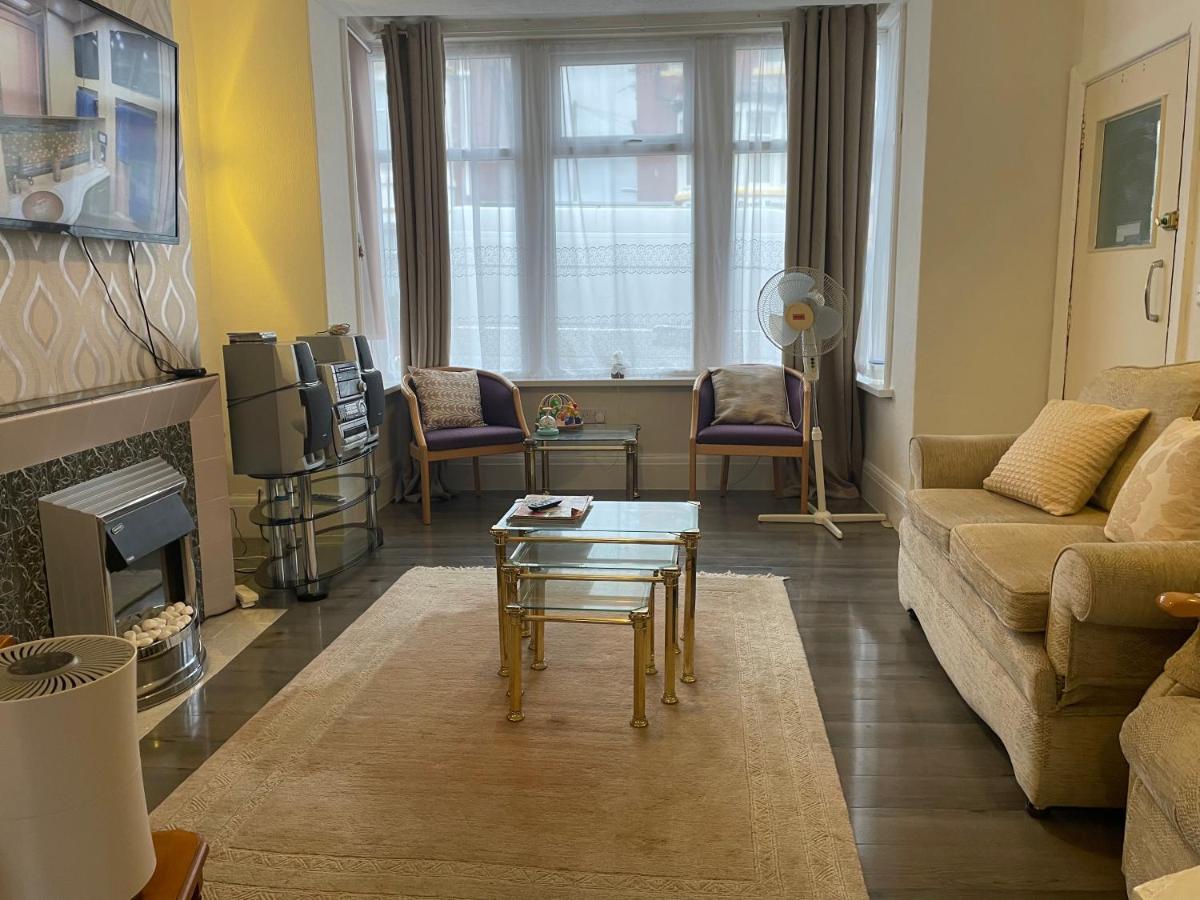 Renovated 4-Bed Home - Sleeps 9 - Parking - Spa Blackpool Exterior photo