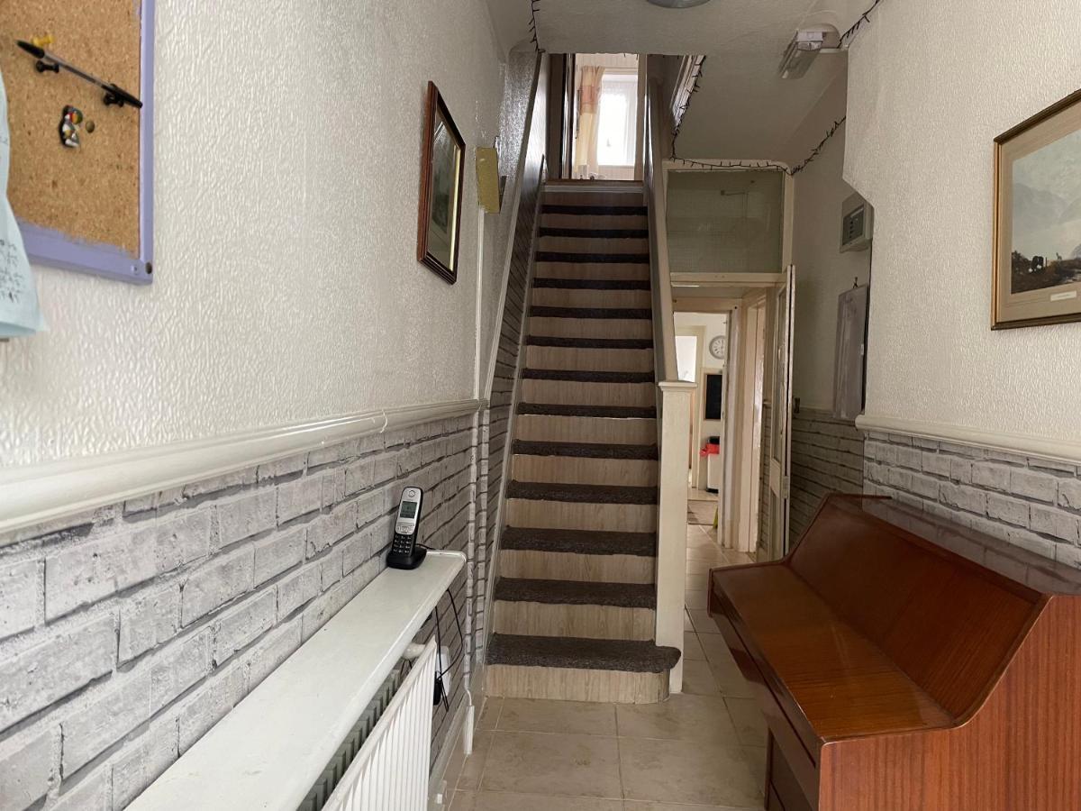 Renovated 4-Bed Home - Sleeps 9 - Parking - Spa Blackpool Exterior photo